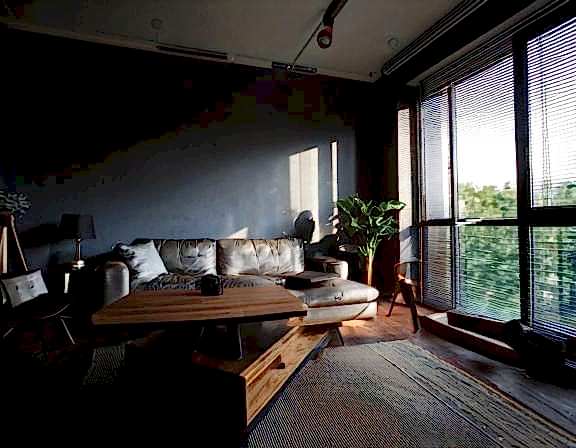 Batıkent’te pastel renkler, modüler mobilyalar ve geniş pencerelerle doğal ışık alan modern bir apartman salonu